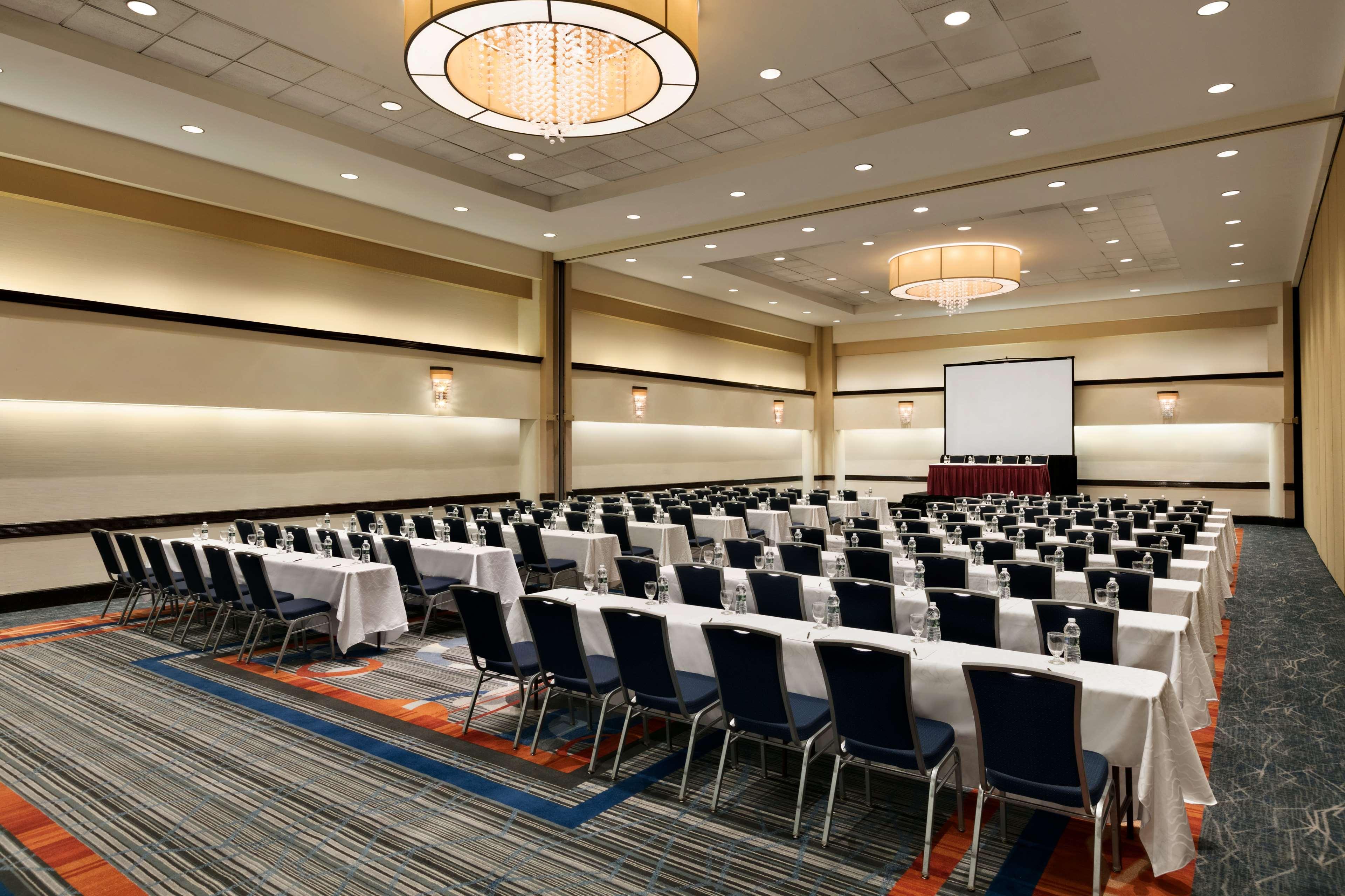 Hilton Long Island/Huntington Hotel Melville Bagian luar foto