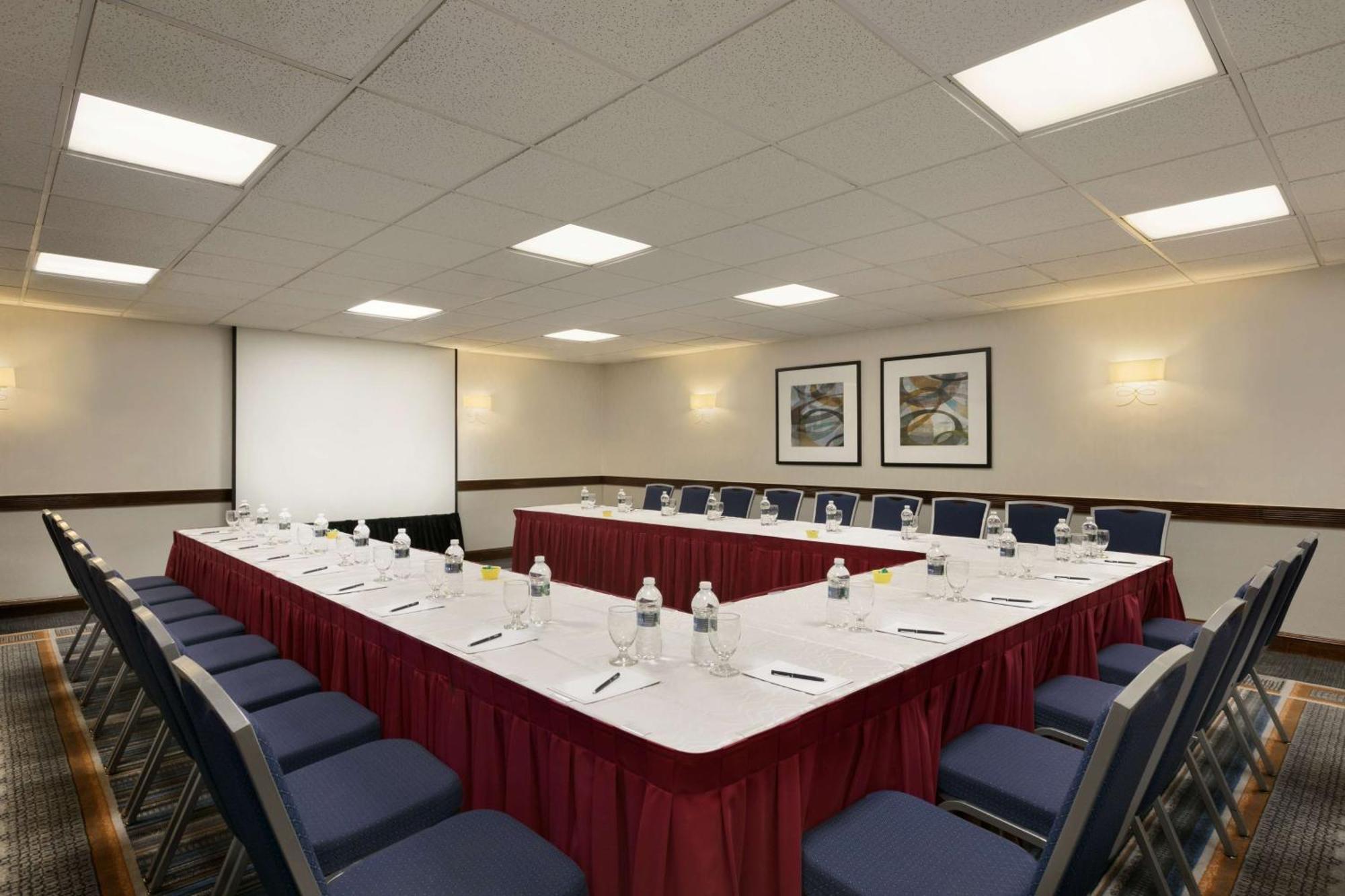 Hilton Long Island/Huntington Hotel Melville Bagian luar foto